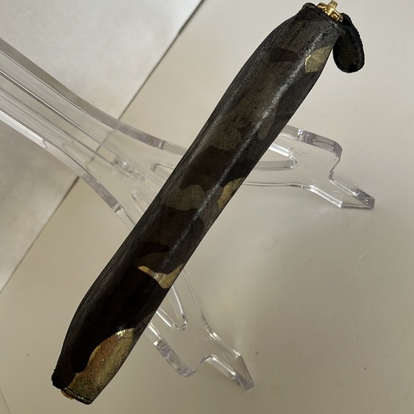 Metallic Gold Camo Print Leather Zip Around Wallet - Picture 4 of 9